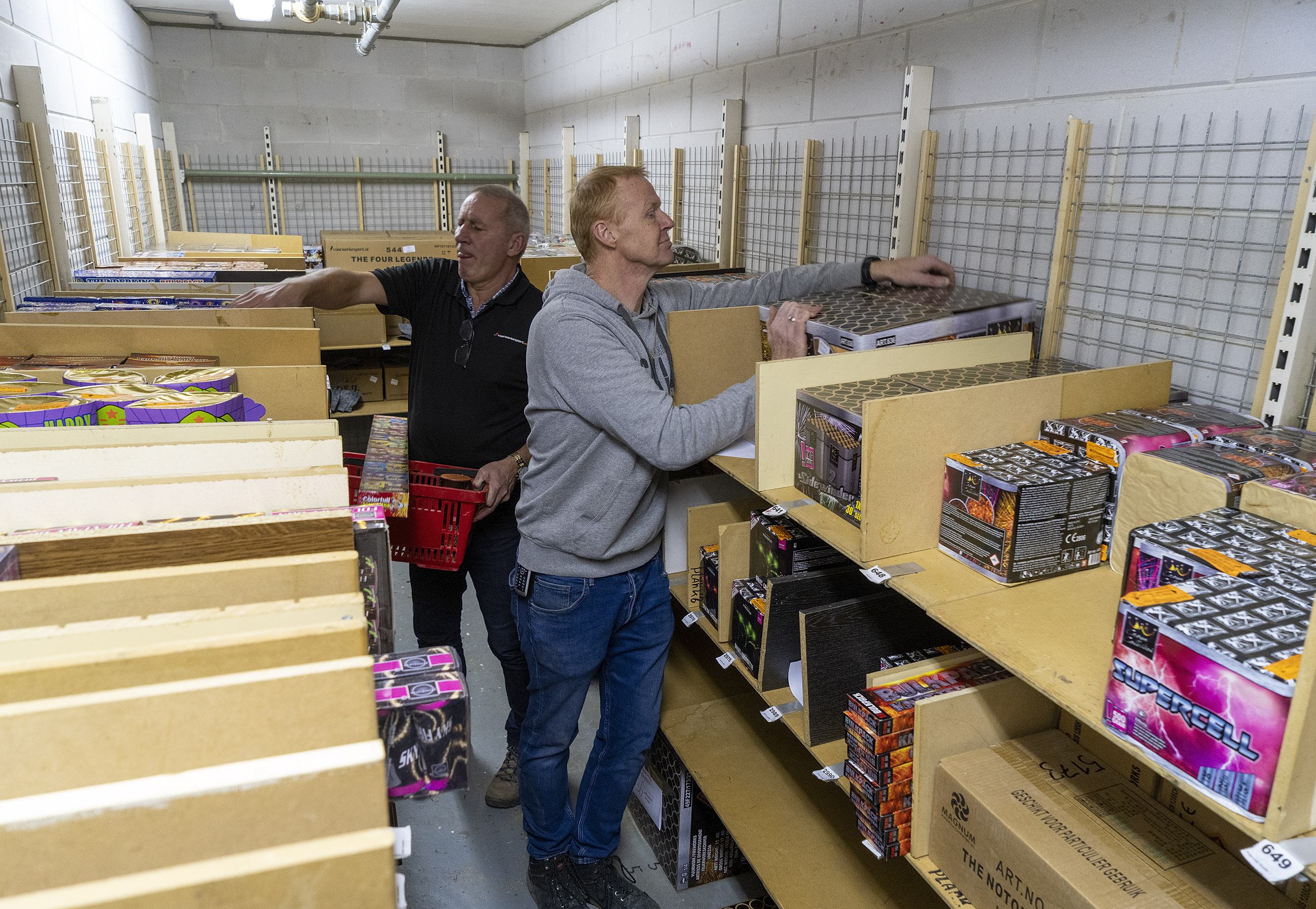 Hoe na vijftig jaar de vuurwerkverkoop uit een Oudorps wijkje verdwijnt. ’De toekomst is te onzeker’